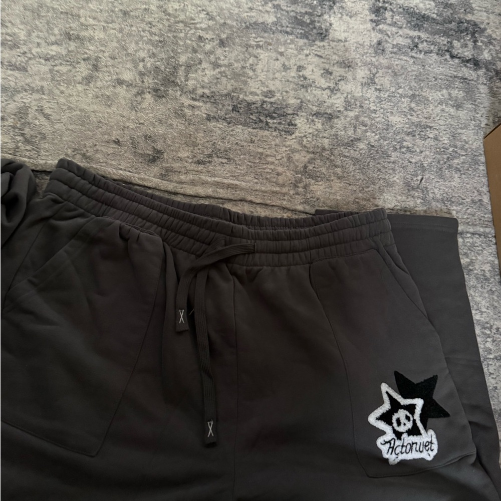 Stylish Jacket with Black Star and Heart Accents - Picture 4 of 6